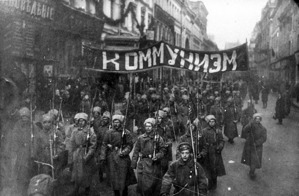 חיילים נושאים שלט עם המילה "קומוניזם" (צילום: AP) (צילום: AP)