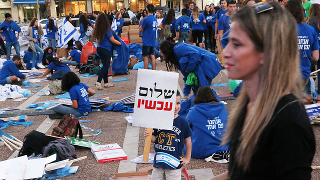Preparations for the rally, including sign say: 'Peace now' (Photo: Motti Kimchi)