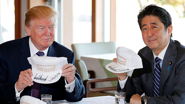 אכלו ביחד ארוחת צהריים ואז התפנו למשחק גולף. ראש הממשלה היפני שינזו אבה והנשיא האמריקני (צילום: רויטרס) (צילום: רויטרס)