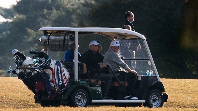 כל פעם ביבשת אחרת. טראמפ ואבה בסיבוב גולף (צילום: AFP) (צילום: AFP)