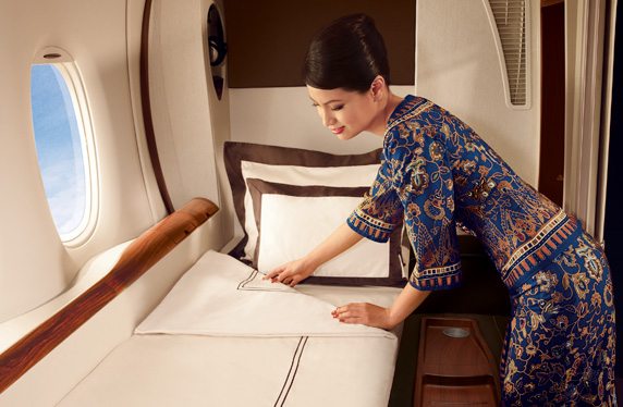 חלום: דיילת החברה מציעה את המיטה בסוויטה במטוס (מתוך אתר singaporeair) (מתוך אתר singaporeair)