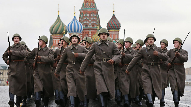 בכיכר האדומה ערכו חזרות למצעד לציון חלקם הגדול של הלוחמים הרוסים במלחמת העולם השנייה (צילום: EPA) (צילום: EPA)