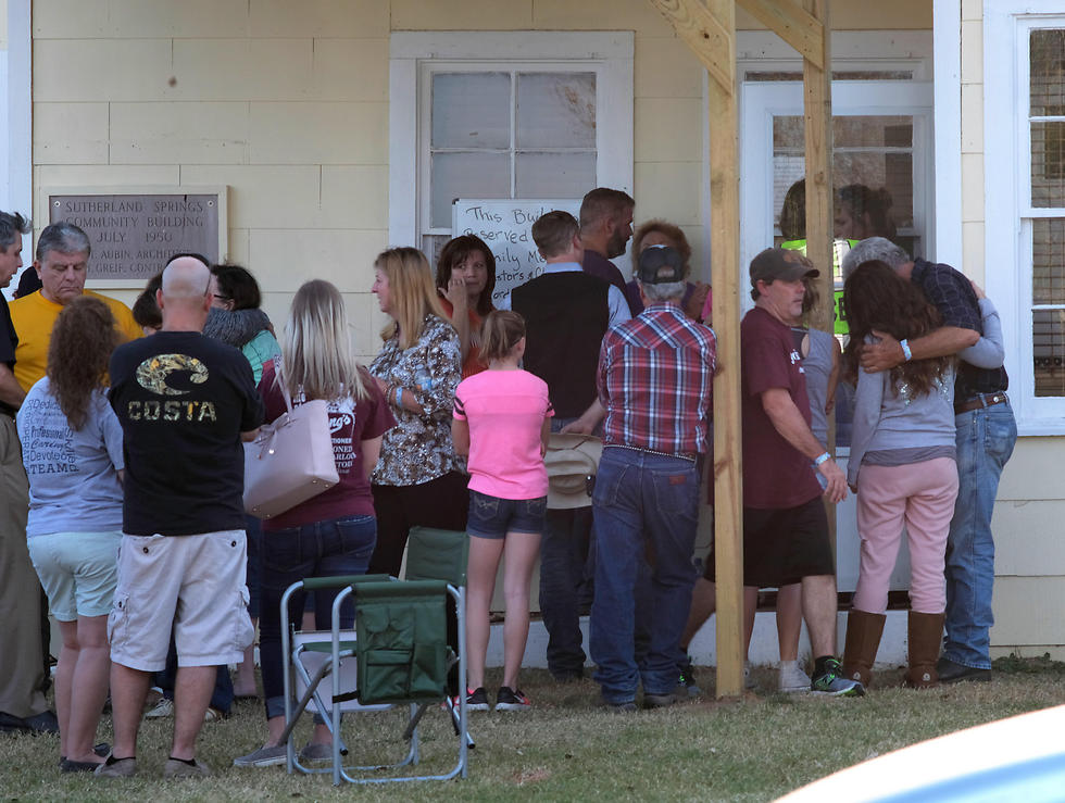 תושבי העיירה מתגודדים מחוץ לכנסייה (צילום: EPA) (צילום: EPA)