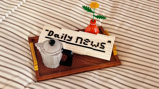 עיתון הלגו לצד הקפה (צילום: LEGO) (צילום: LEGO)