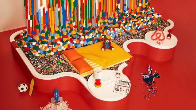מיטת לגו נוספת מתחת למפל לגו (צילום: LEGO) (צילום: LEGO)