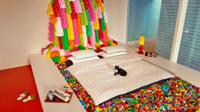 מיטת הלגו תחת מפל הלגו (צילום: LEGO) (צילום: LEGO)