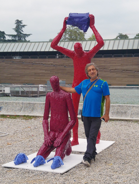 אבידור ליד שניים מפסליו בביאנלה. "האמנות לא מעניינת בארץ אף אחד" (צילום: זיו אפטר אבידור)