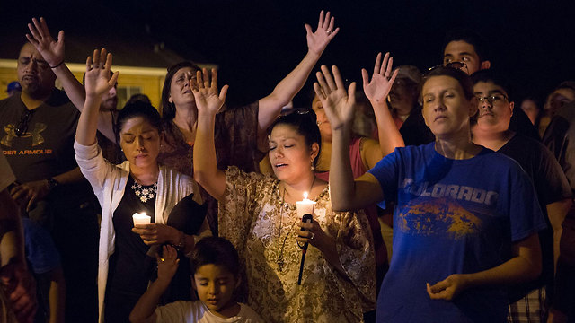 תפילות מחוץ לזירת הרצח, הלילה בטקסס (צילום: AFP) (צילום: AFP)