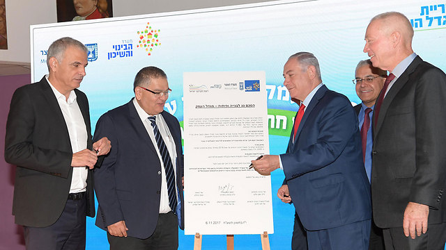Finance Min. Kahlon (L) with PM Netanyahu (second from right) and Construction Min. Galant (Photo: Amos Ben Gershom, GPO)