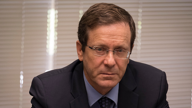 Herzog wrote Knesset Speaker Edelstein and legal advisor Yinon to demand they force the committee to resume discussion on opposition bills (Photo: Yoav Dudkevitch)
