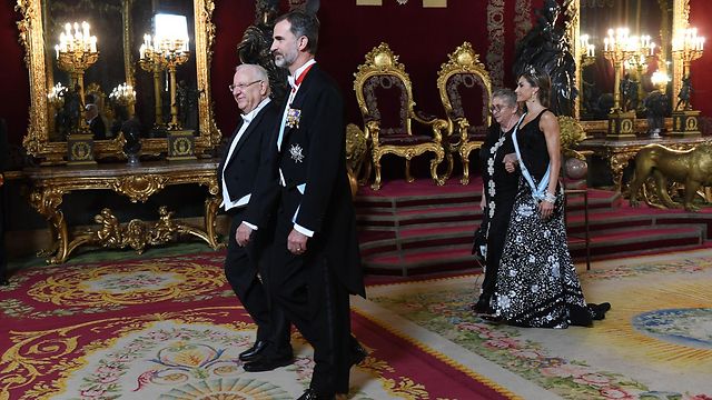 Rivlin and King Felipe enter the state dinner followed by Nechama Rivlin with Queen Letizia (Photo: Haim Zach/GPO)