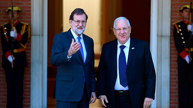 נשיא המדינה ריבלין וראש ממשלת ספרד ראחוי, היום במדריד (צילום: AFP) (צילום: AFP)