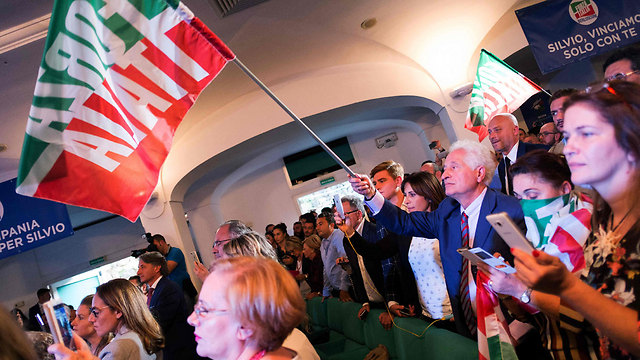 תומכי מפלגת "פורצה איטליה" של ברלוסקוני. "באיטליה שערוריות עוזרות" (צילום: AFP) (צילום: AFP)