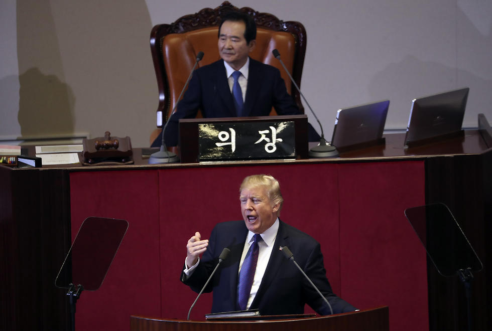 "העולם לא יכול לסבול את האיום של המשטר הסורר". טראמפ בפרלמנט בדרום קוריאה (צילום: AP) (צילום: AP)