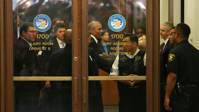 יקבל 17.20 דולר ליום. אובמה מתייצב בבית המשפט בשיקגו (צילום: AP) (צילום: AP)