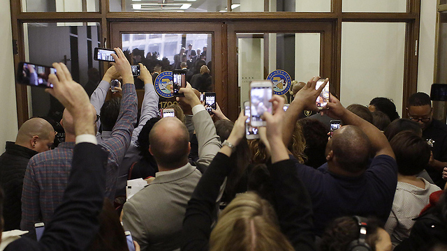 נופף לשלום. אנשים שהתאספו בבית המשפט בשיקגו לקראת הגעתו של אובמה (צילום: AFP) (צילום: AFP)