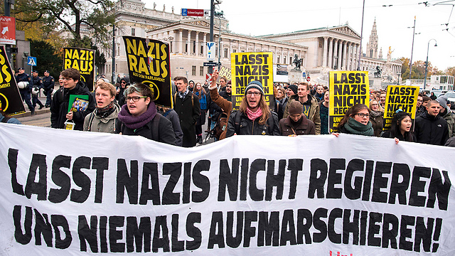 "אל תתנו לנאצים לשלוט". מפגינים נגד מפלגת החירות (צילום: AFP) (צילום: AFP)