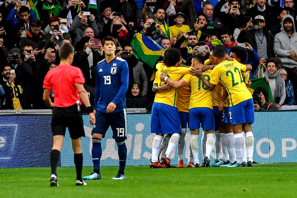 הברזילאים חוגגים ניצחון קליל (צילום: AFP) (צילום: AFP)
