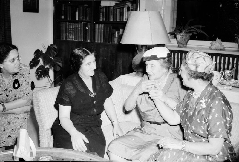 Голда Меир (вторая слева) с гостями из США. Фото: Давид Рубингер