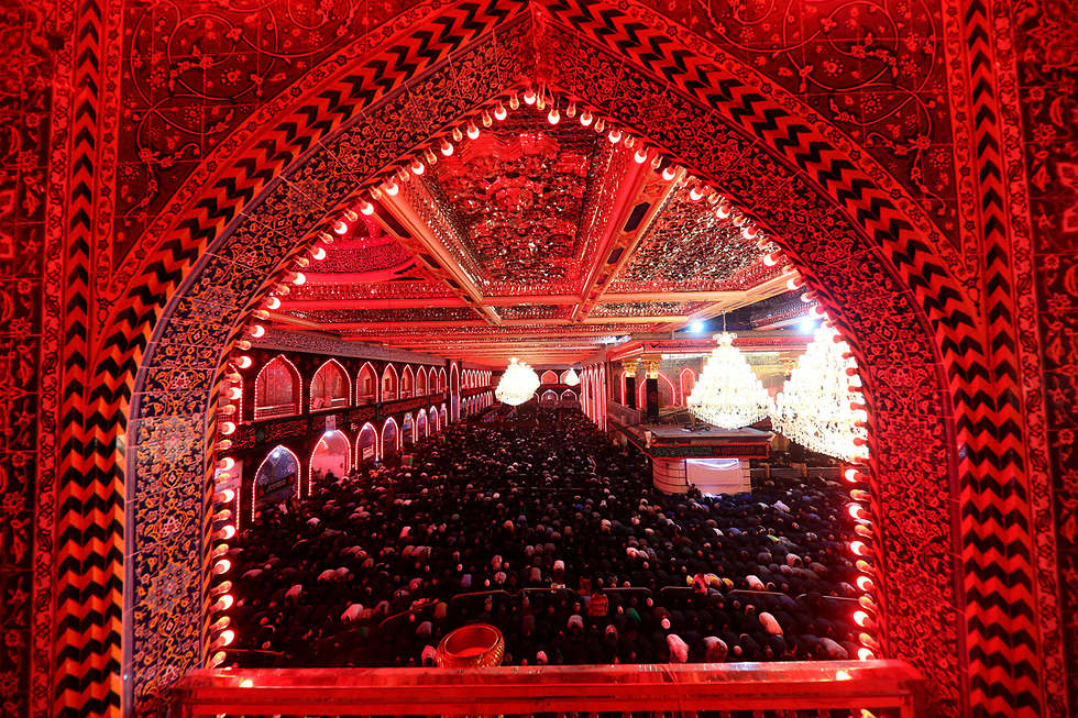 מאמינים שיעים מתפללים במקדש אל-עבאס בכרבלא, עיראק, לציון הארבעין, יום האבל על מותו של האימאם חוסיין בן עלי, נכדו של הנביא מוחמד (צילום: רויטרס) (צילום: רויטרס)
