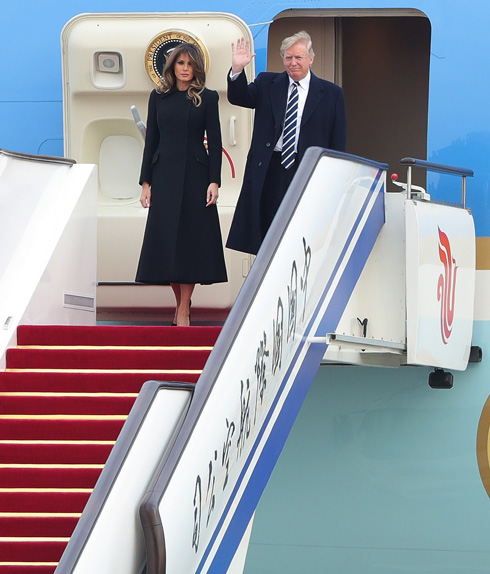 הזוג טראמפ נוחת בסין (צילום: Gettyimages)