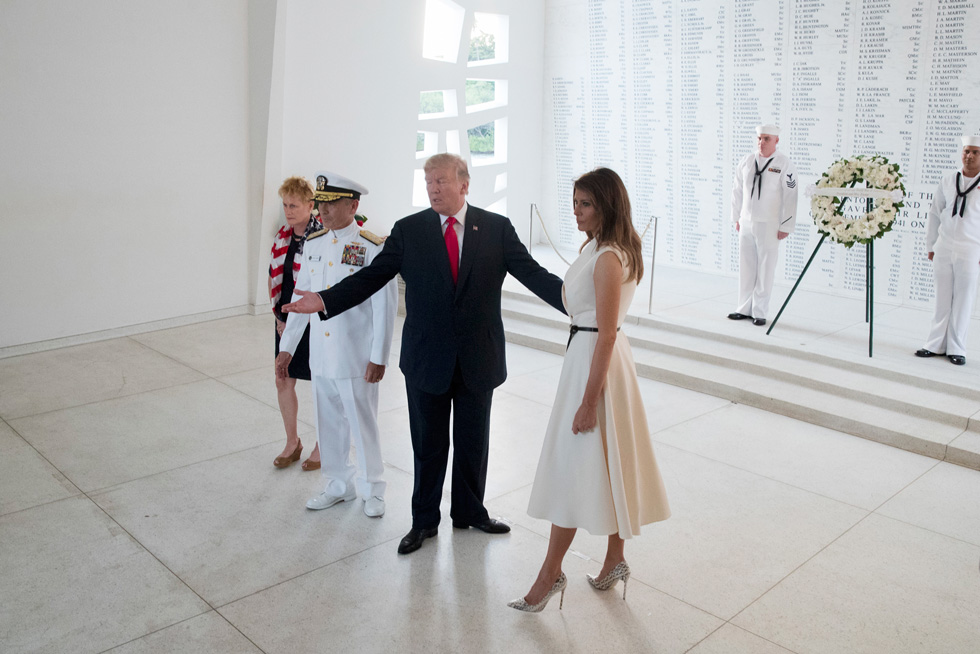 בשמלה לבנה של בית האופנה דיור (צילום: AP)