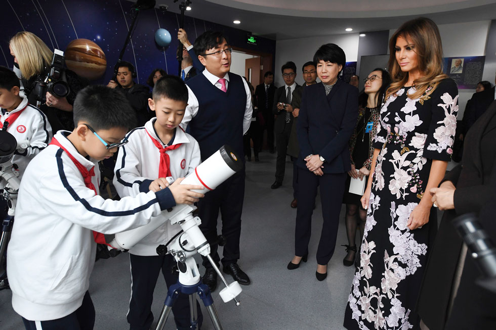 מלניה טראמפ בביקור בכיתת אסטרונומיה בסין: שמלת מקסי של דולצ'ה אנד גבאנה במחיר 3,975 דולר (צילום: AP)
