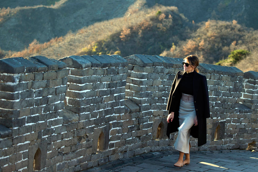 סיור על החומה הסינית: חצאית עיפרון בצבע אבן, סריג גולף שחור ומעיל צמר שחור – כולם של דולצ'ה אנד גבאנה, המעצבים החביבים על טראמפ, בסכום כולל המוערך ב-6,000 דולר  (צילום: AP)