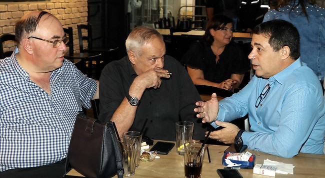 איזו מתנה הבאתם? בן כספית, רוני דניאל ואבי בניהו (צילום: אמיר מאירי) איזו מתנה הבאתם? בן כספית, רוני דניאל ואבי בניהו (צילום: אמיר מאירי)