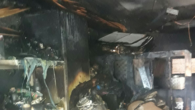 הנזק שנגרם לדירה שעלתה באש (צילום: דוברות כיבוי והצלה) (צילום: דוברות כיבוי והצלה)
