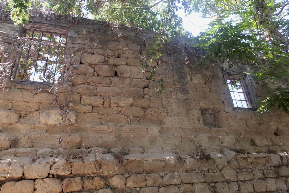 Остатки каменной стены, окружавшей цитрусовую рощу