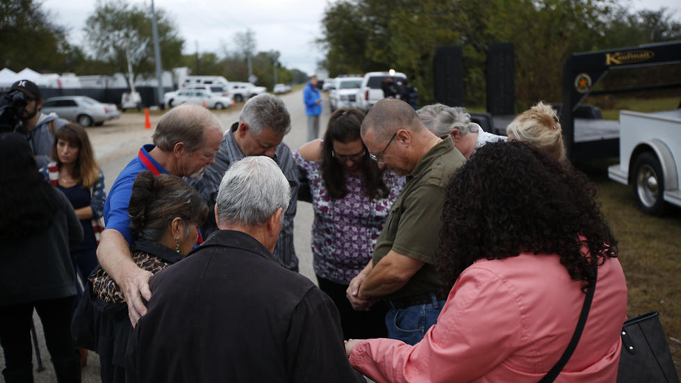 "הכאב הוא מוחץ". מתאבלים מחוץ לכנסייה (צילום: EPA) (צילום: EPA)