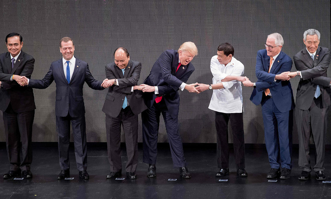 מתרגלים את לחיצת היד האסיאתית (צילום: AFP)
