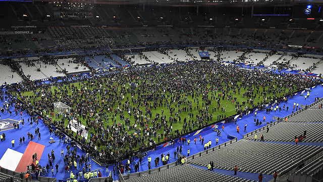 אצטדיון סטאד דה פראנס בפריז רגע אחרי הפיגוע במקום (צילום: AFP) (צילום: AFP)