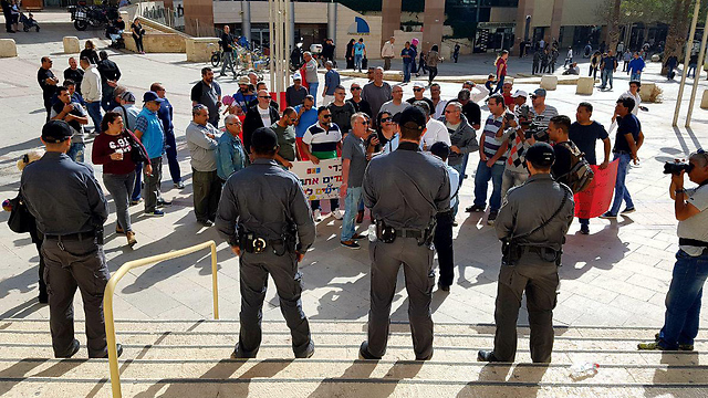עובדי נגב קרמיקה מול שוטרי היס"מ מחוץ לבית הדין (צילום: רועי עידן) (צילום: רועי עידן)