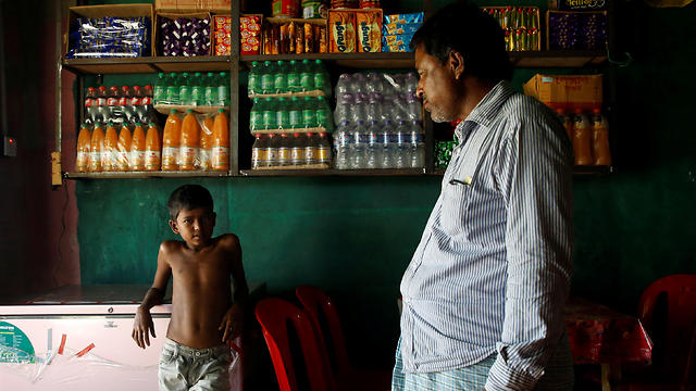 אזימול חסן, בן 10, עובד במלון דרכים ליד מחנה הפליטים שבו מתגוררת משפחתו בבנגלדש (צילום: רויטרס) (צילום: רויטרס)