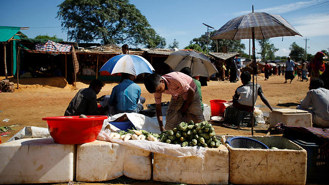 מוחמד זובייר, בן 14, עובד בדוכן למכירת ירקות (צילום: רויטרס) (צילום: רויטרס)
