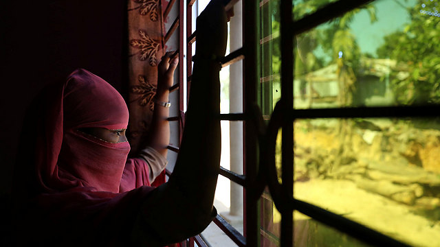 ילדה שעובדת בעבודות בית עבור משפחה בנגלית (צילום: רויטרס) (צילום: רויטרס)