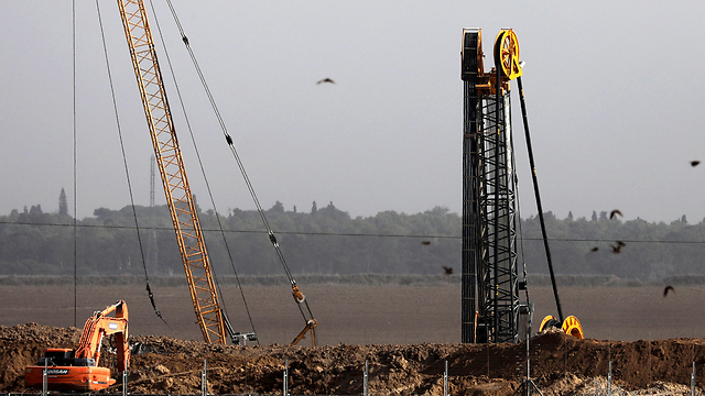 Israeli security forces building underground barrier along Gaza border (Photo: EPA)