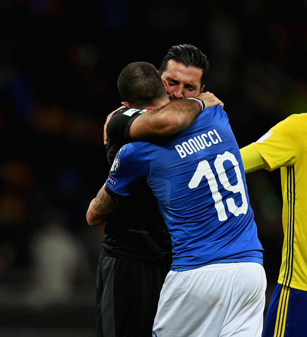 בופון בוכה על כתפי בונוצ'י. יום עצוב לכדורגל האיטלקי (צילום: getty images) (צילום: getty images)