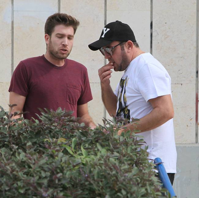 מה אתה אוכל שם מאחורי השיחים? ניקי גולדשטיין (צילום: מוטי לבטון) מה אתה אוכל שם מאחורי השיחים? ניקי גולדשטיין (צילום: מוטי לבטון)