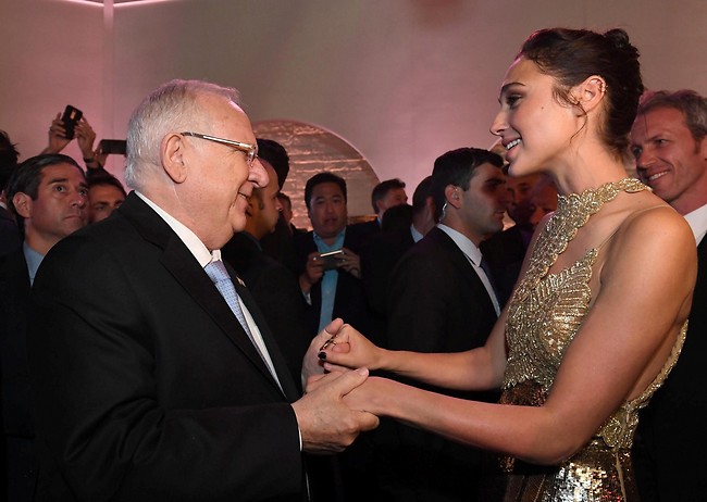 "אני מאוד גאה בך, גל". רובי ריבלין מעריץ (מארק ניימן (לע"מ)) "אני מאוד גאה בך, גל". רובי ריבלין מעריץ (מארק ניימן (לע"מ))