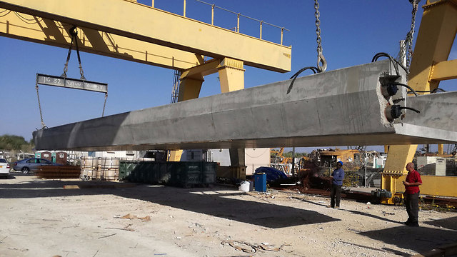 הקורה החדשה שתותקן בגשר (צילום: חברת נתיבי ישראל) (צילום: חברת נתיבי ישראל)