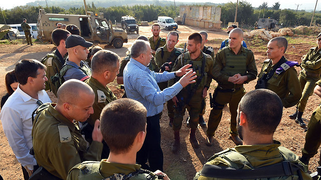 Lieberman on tour of northern border (Photo: Ariel Hermoni/Defense Ministry)