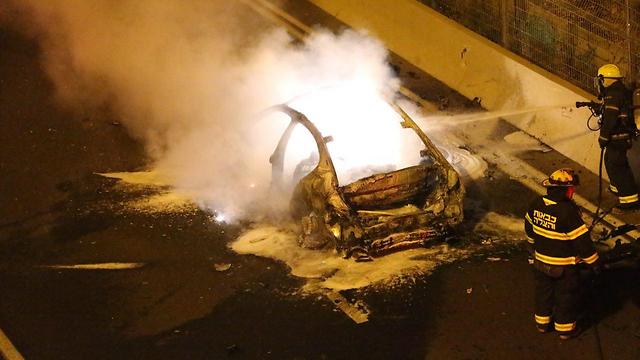 הרכב נשרף כליל (צילום: מוטי קמחי) (צילום: מוטי קמחי)