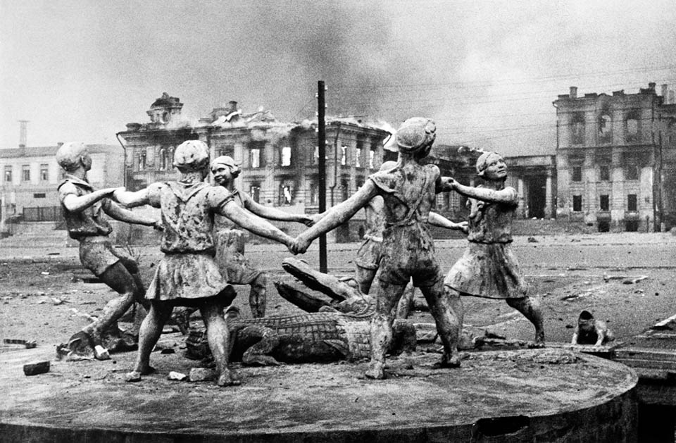 Эммануил Евзерихин "Фонтан "Дети", Сталинград". 1943 г. Фото: Тель-Авивский музей искусств