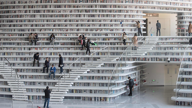 סכנה במדרגות. "ספריית העתיד" בטיאנג'ין (צילום: AFP) (צילום: AFP)