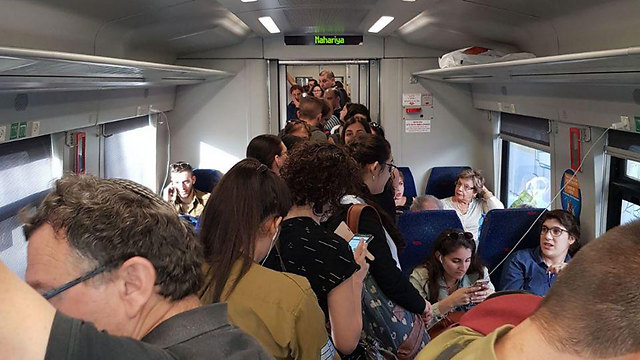 הצפיפות ברכבת היום, בקו מתל אביב לקריות (צילום: דרור אביגב) (צילום: דרור אביגב)
