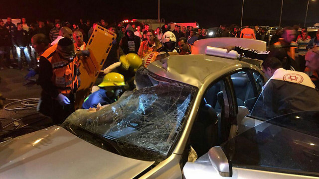 זירת התאונה הערב בנגב (צילום: דוברות כב"ה מחוז דרום) (צילום: דוברות כב