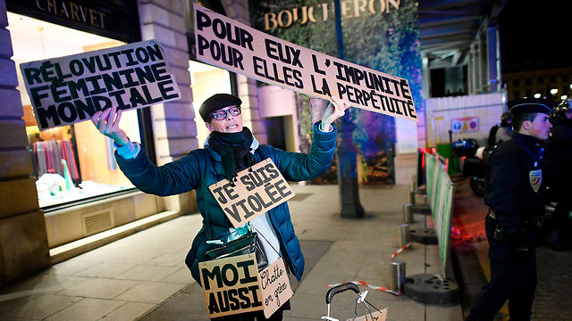 "לקבוע גיל הסכמה". המחאה בפריז, השבוע (צילום: AFP) (צילום: AFP)
